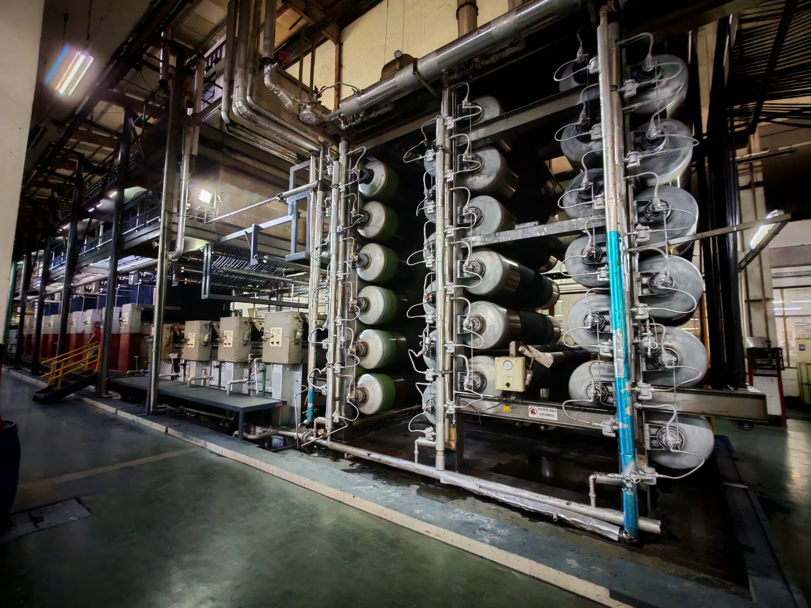 Water treatment skid with filtration vessels