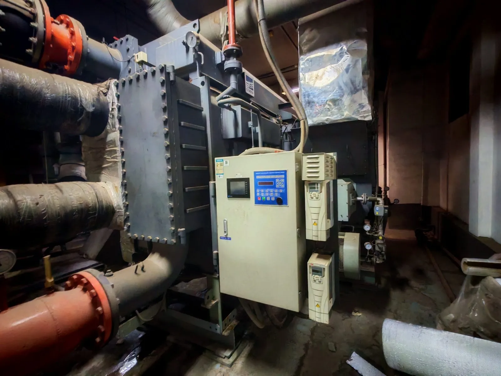 Plate heat exchanger with its variable speed drive